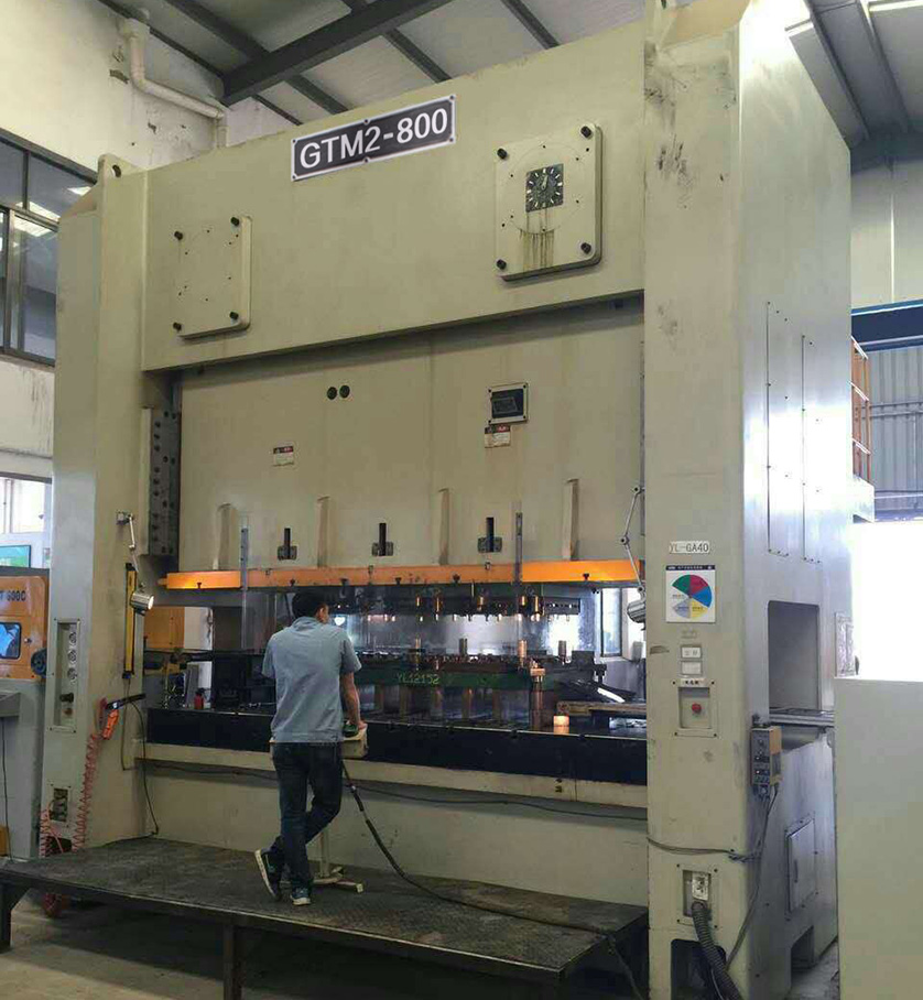 800噸沖床生產汽車發動機罩